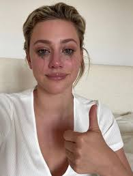 Dry your eyes beautiful and turn to our savior, he will never leave you and  will guide you to a better future ❤️🙏🏾