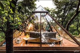 La Pyramide De Verre Tente Dans Les Arbres Pyramide Verre
