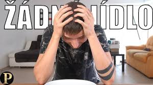 Přes dva týdny žijí na chodbě radnice v pacově na pelhřimovsku. House Tour David Limbersky Youtube