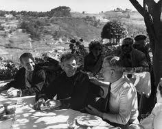 Joan Miro Marc Chagall Et Jacques Prevert A La Colombe D Or A Saint Paul De Vence En 1955 Esprits Brillants Tr Saint Paul De Vence Marc Chagall Joan Miro
