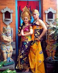 Arsitektur gapura candi bentar terdiri dari dua bangunan menyerupai candi dengan bentuk sama dan sejajar. Pakaian Adat Dan Rumah Adat Bali Beserta Penjelasannya Update Pengetahuanmu