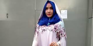 Allohummar_hamni bilqur'aan, ya allah rahmatilah saya dengan al qur'an. Aktivitas Roro Fitria Selama Di Penjara Rajin Ikut Kajian Dan Khatam Alquran Merdeka Com