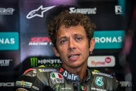 Valentino rossi (urbino, 16 februari 1979), bijgenaamd vale, rossifumi, the doctor, the goat (the greatest of all time), is een italiaanse motorcoureur. Motorsport Valentino Rossi Baby Reveal Lights Up Internet