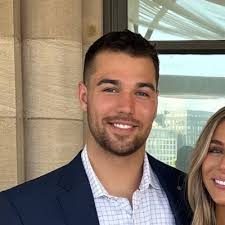 I'm excited to announce that I'm officially a Missouri Tiger Alumni!  Recently, I graduated from the University of Missouri-Columbia with a  Bachelor's Degree in Marketing and a minor in Hospitality…