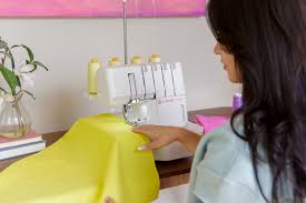 ✨ Comfort Made Easy ✨ Con la nuova Singer S0605 Overlock, cucire non è mai  stato così semplice: ✓ Controllo preciso del filo - Per regolare con  precisione i punti per ottenere