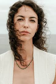 Collier ras de cou en perles de jade : pierre de lune pêche, pendentif  pièce de monnaie en pierre gemme turquoise et calcédoine