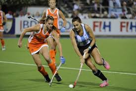 Hockey is een balsport voor teams van de hockeyfamilie. Luciana Aymar From Argentina Battles Against The Netherlands Hockeygods