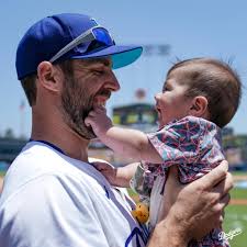 Happy Father's Day to all the Dodger dads. 💙