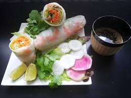 Rouleau de saumon et thon pané, feuille de menthe, caviar servis avec salade et sauce du chef. Rouleaux De Printemps Aux Crevettes Recette Populaire Du Vietnam