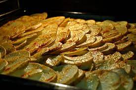 Quando sono calde e croccanti le sfogliatine di patate sono ancora più buone, quindi calcola bene i tempi per. Chips Di Patate Al Forno Un Irresistibile Finger Food Fatto In Casa