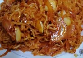 Here's a quick one to tide you over til the next big post and it happens to be something from lunchtime in the neighbourhood of my office. Resepi Maggi Goreng Kari