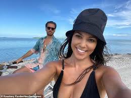 Η kim kardashian έγινε 40 ετών και το γιόρτασε σε ιδιωτικό νησί και συγκεκριμένα στο the brando resort της tahiti, προκαλώντας παράλληλα πλήθος αρνητικών σχολίων στο twitter, αφού πραγματοποιήθηκαν εν μέσω της πανδημίας του νέου κορωνοϊού. Kardashians Continue To Flaunt Kim S 1million Birthday On Marlon Brando S Private Island In Tahiti Daily Mail Online