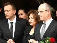 Společně s matkou se vydávají ludvíkovým veteránem volha gaz 21 po stopách jeho bývalých milenek (vilma cibulková, eva holubová, hana maciuchová) a přátel (boleslav polívka, emília vášáryová), aby o tajemství zjistily víc. Vasaryova Smutila Pri Muzovej Rakve Sama Lasica Sa Chysta Za Nim Topky Sk