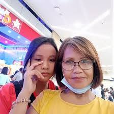 Beth Manzo's Instagram, Twitter & Facebook