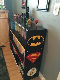 Estante Decorada Com Logo De Herois Estantedecorada Herois Batman Superman Flash Black Boys Superhero Bedroom Batman Themed Bedroom Boys Room Decor