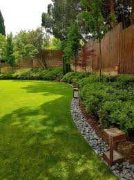 5 Stylish And Functional Garden Edging Ideas Freshome Com Pathway Landscaping Small Backyard Landscaping Easy Landscaping