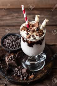 Con un frappè di frutta delizioso e rinfrescante. Immagini Stock Delizioso Frappe Con Gelato Cioccolata E Biscotti Image 74004438