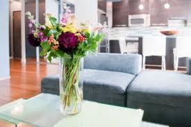 Anda dapat memberikan sentuhan dan karakter anda pada ruang tamu tersebut. Tips Menghias Ruang Tamu Dengan Rangkaian Bunga Tws Florist
