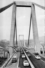 A meno di 2 anni dal tragico crollo del ponte morandi il nuovo ponte di genova, per il quale è stato scelto il nome genova san giorgio (come comunicato dal sindaco della città marco bucci sulla propria pagina facebook) è pronto per l'inaugurazione, fissata per il 3 agosto alle 18.30. Il Ponte Morandi Nei Primi Anni Di Attivita Genova Ponte Luoghi Meravigliosi