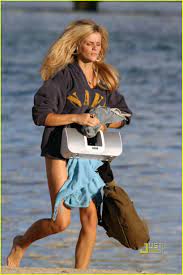 Floty okrętów ziemian starają się odnaleźć i zniszczyć wrogie jednostki z kosmosu. Brooklyn Decker Battleship Camerawoman Photo 2487596 Brooklyn Decker Pictures Just Jared