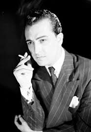 Raul Mancera, en tres cuartos de perfil con cigarrillo en mano, retrato