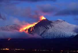 Etna yanardağı , sicilya'nın doğu kıyısında, messina ve catania'ya yakın aktif yanardağ. Etna Yanardagi Tarihi Olaylar