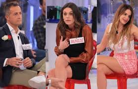Tronisti del trono classico, corteggiatori e l'edizione 2019/2020 di uomini e donne è cominciata su canale 5 il 16 settembre 2019 e attualmente è ancora in onda. Uomini E Donne Anticipazioni Il Mistero Tra Brunilde E Riccardo
