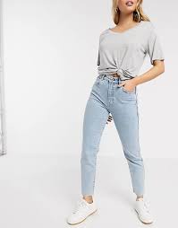 Ask your mom for a drink. Pull Bear Schmale Mom Jeans In Hellblau Asos