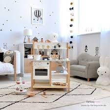 The bed is inside the tree house with a rope ladder in the far corner and a bridge to take him to his look out tower and of course a tire swing! Kinderkuche Kaufladen Holzspielzeug Im Neuen Look