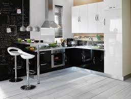 Cette cuisine de type scandinave s'ouvre sur le salon, un tapis gris vient casser l'espace du coin salle à manger. Cuisine Black Kitchen Cabinets Home Kitchens Modern Black Kitchen