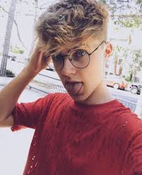 Pin By Philipp Borovcanin On Lor Cute Guys With Glasses Cute Blonde Guys Blonde Guys