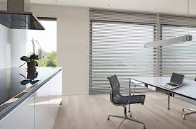 Unsere eleganten jalousien regulieren auf modernste art und weise lichteinfall und raumtemperatur und schützen vor unerwünschten einblicken. Alujalousie Aluminium Jalousien Auf Mass Von Rollorieper De