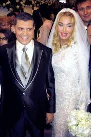 La vita si allontanata dal. Matrimonio Di Valeria Marini W La Sobrieta Anche La Bomboniera E Un Gioiello Foto Matrimonio Di Valeria Marini Sposi Davidemaggio It