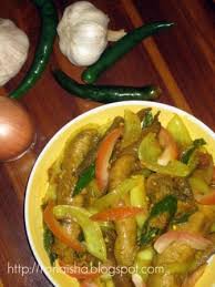 Ikan tenggiri digoreng terlebih dahulu hingga matang, lalu dimasak kembali bersama. Damai Qalbu Telur Ikan Tenggiri Masak Kunyit Makanan Resep Masakan Indonesia Resep Makanan