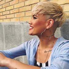 .pixie cut gehört auch 2021 zu den trends in sachen kurzhaarfrisuren für frauen, allerdings zeigt er sich jetzt mit einem kleine update als soft pixie cut. 60 Best Short Pixie Cut Frisuren 2019 Susse Pixie Haarschnitte Fur Frauen Hairstyle Woman