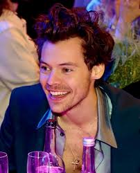 happy drunk harry winning at the brits🤏🏻