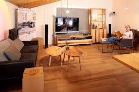 Neuer wohnraum vom fachmann monika kraus empfand ihr wohnzimmer als zu mager. Neues Wohnzimmer In Der Ausstellung Mit Tv Hifi Und Plattenspieler Und Nina Brunner Als Wiederholungsmodel Nach 19 Jahren Das Nachhaltigkeitsblog Der Mobelmacher