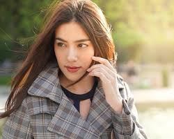Cô khởi nghiệp bằng nghề người mẫu, quay hình minh họa cho các ca sĩ hay đĩa karaoke. Top Diá»…n Vien Thai Xinh Ä'áº¹p Tai NÄƒng Láº¡i Con Ä'ong Fan Nháº¥t Viá»‡t Nam