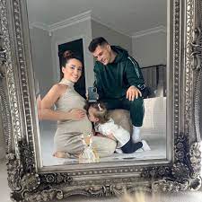 Granit xhaka (born 27 september 1992) is a swiss footballer who plays as a centre midfield for british club arsenal, and the switzerland national team. Granit Xhaka Ist Zum Zweiten Mal Vater Geworden Blick