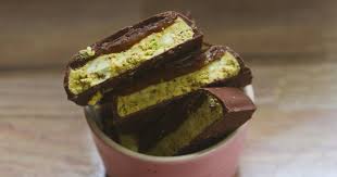 Photo Recette de barres glacées maison à la pistache et au chocolat noir