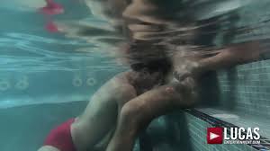 Out of breath: Underwater barefaced gay blowjob - ThisVid.com