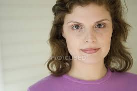 Portrait de jeune femme rousseur regardant la caméra — visage, Violet