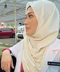 Raja afiq, niena baharun, fezrul khan,hafizul kamal, reen rahim, ikhlas jalil, neera azizi. Sayangku Kapten Mukhriz