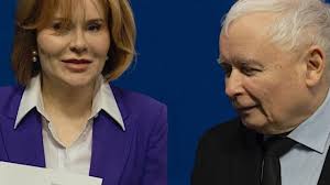 Anna od Jarosława w obcisłej kiecce, z dekoltem do pępka, w mini. Robimy  przegląd jej szafy.