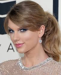 Taylor takes a stroll out in london in 2009 while sporting this cute flowery headband that perfectly matches her blonde curly locks. 15 Glamorous Taylor Swift S Hairstyles