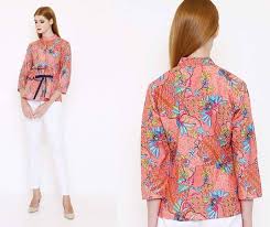 Tampil cantik dan trendy dengan tas harga terjangkau. 45 Model Baju Batik Atasan Wanita Terbaru Lengan Panjang Modern 2021