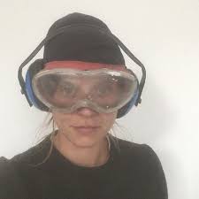 Wir stellen uns vor: @anna.schwehr , 28, Jahresstipendiatin  #villagejahresstipendiatin Gedacht, gesprochen gekocht, gelacht, und  zugleich und andererseits, mediale Vermittlungsverwirrung,- Konzeptionelle  Krise. #beratungamanstrichobjekt #akkuschrauber ...