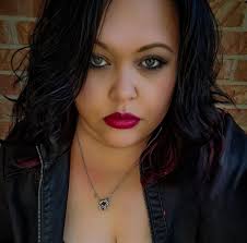 COMMENT “CLASS” FOR MY FREE POSING CLASS 📸 Here's how to pose your face  with a serious expression without looking like an idiot! It's really easy  to feel self conscious while posing