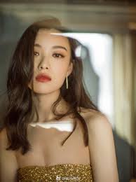 倪妮金色闪光裙美到极致一颦一笑自带风情气质绝佳