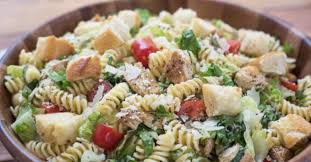 Une Salade De Pates Au Poulet Cesar Easy Pasta Salad Chicken Caesar Pasta Salad Pasta Salad